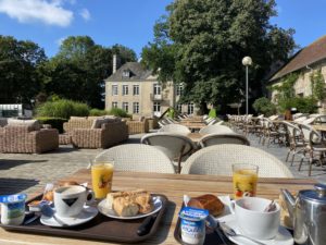 table petit déjeuner croissant