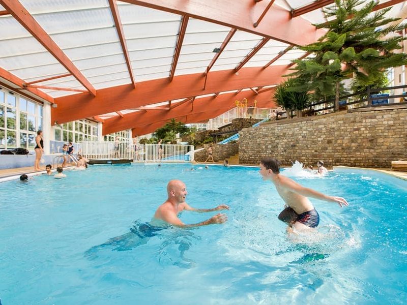 Plongez dans l’aventure Lez-Eaux : Un camping 5 étoiles avec un parc aquatique couvert et des hébergements d’Exception en Normandie